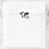 Adventure awaits quadratischer aufkleber (Tasche)