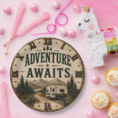 Adventure Awaits Rustic Camper Camping Mountain Pappteller (Party)