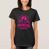 "Adventure Awaits" T-Shirt (Vorderseite)