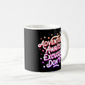 Adventure Awaits T-Shirt Kaffeetasse (VorderseiteRechts)