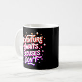 Adventure Awaits T-Shirt Kaffeetasse (Vorderseite Links)