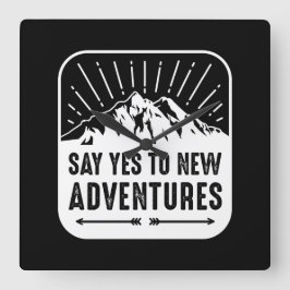 Adventure Awaits Vintage Black and White Quote Quadratische Wanduhr