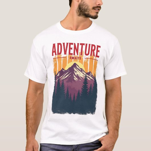 Adventure Awaits - Vintage Mountain & Forest T-Shirt (Vorderseite)