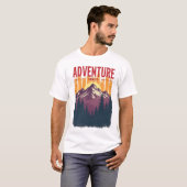 Adventure Awaits - Vintage Mountain & Forest T-Shirt (Vorne ganz)