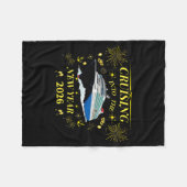 Adventure Awaits – Welcome 2026 Fleecedecke (Vorderseite (Horizontal))