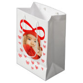 Adventure Baby First Christmas Foto mit Red Bows Mittlere Geschenktüte (Vorderseite Schrägansicht)