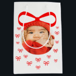 Adventure Baby First Christmas Foto mit Red Bows Mittlere Geschenktüte<br><div class="desc">Schenken Sie sich einen Geschenksack mit einem Foto in der Mitte,  umgeben von hellen roten Bögen,  leicht zu gestalten. Ideal für Weihnachten! Matching Artikel in meinen Kollektionen verfügbar. Bitte kontaktieren Sie mich,  wenn Sie Hilfe benötigen,  um dieses oder andere Designs in meinem Geschäft anzupassen.</div>