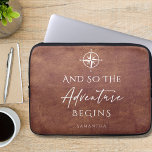 Adventure Begins Brown Leather Personalisiert Laptopschutzhülle<br><div class="desc">Stilvolle Adventure themed braunen Leder personalisierten Laptop-Ärmel. Das Design zeichnet sich durch ein ausgeklügeltes braunes Leder-Look-Print-Hintergrund mit weißem Kompass und motivierend Zitat aus,  "Und so beginnt das Abenteuer ". Personalisieren Sie mit Ihrem Namen,  um es einzigartig zu Ihrem.</div>