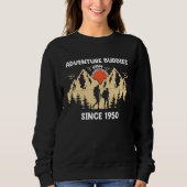 Adventure Buddies Since 1950 Hiking Partner Sweatshirt (Vorderseite)