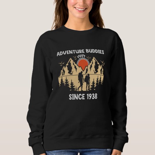 Adventure Buddies Wanderpartner seit 1938 Sweatshirt (Vorderseite)