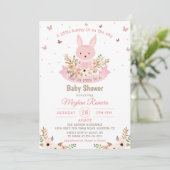 Adventure Pink Bunny mit Blume Babydusche Einladung (Stehend Vorderseite)