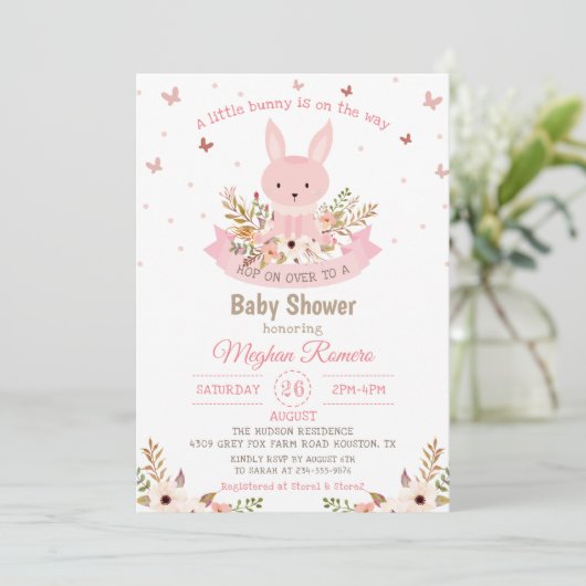 Adventure Pink Bunny mit Blume Babydusche Einladung (Stehend Vorderseite)