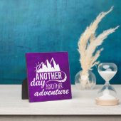 Adventure Quote - Berge im Lila Hintergrund Fotoplatte (InSitu)