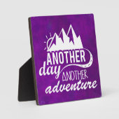 Adventure Quote - Berge im Lila Hintergrund Fotoplatte (Vorderseite)