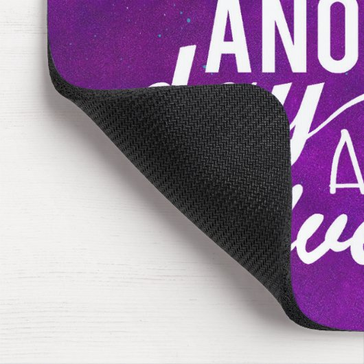 Adventure Quote - Berge im Lila Hintergrund Mousepad (Ecke)