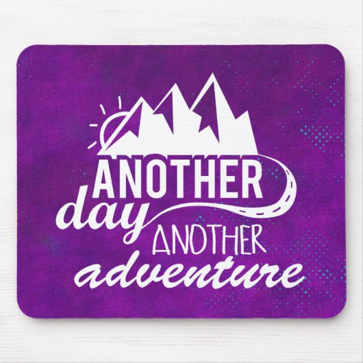Adventure Quote - Berge im Lila Hintergrund Mousepad (Vorne)