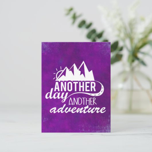Adventure Quote - Berge im Lila Hintergrund Postkarte (Stehend Vorderseite)