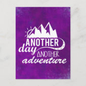 Adventure Quote - Berge im Lila Hintergrund Postkarte (Vorderseite)