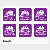 Adventure Quote - Berge im Lila Hintergrund Quadratischer Aufkleber (Blatt)