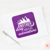 Adventure Quote - Berge im Lila Hintergrund Quadratischer Aufkleber (Umschlag)