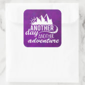 Adventure Quote - Berge im Lila Hintergrund Quadratischer Aufkleber (Tasche)