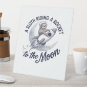 Adventure Sloth Astronaut Sockelschild (In Situ)