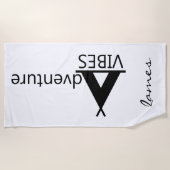 Adventure Vibes Good Vibes Typografie Camping Logo Strandtuch (Vorderseite)