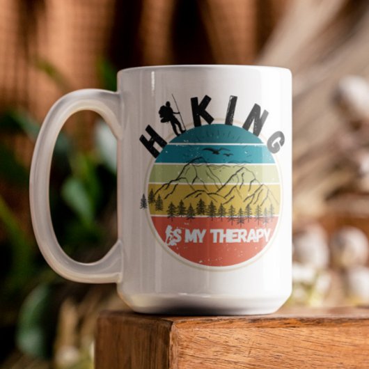 Adventure Zitat Wandern ist Therapie Retro Farbenf Kaffeetasse