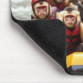 Adventurous Kapuzineraffen Whitewater Rafting Mousepad (Ecke)