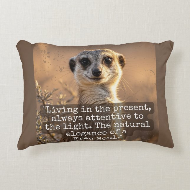 Adventurous Meerkat Living Dekokissen (Vorderseite)