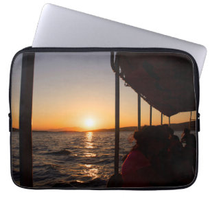 Aegean Lifestyle auf dem Schiff bei Sonnenuntergan Laptopschutzhülle