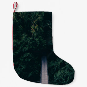 AERIELLE FOTOGRAFIE DER HANGING BRÜCKE IN DER NÄHE KLEINER WEIHNACHTSSTRUMPF