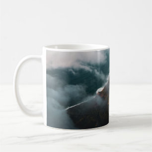AERIELLE FOTOGRAFIE DES MIT FOG BEDECKTEN BERGES KAFFEETASSE