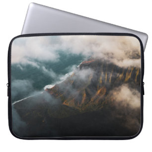 AERIELLE FOTOGRAFIE DES MIT FOG BEDECKTEN BERGES LAPTOPSCHUTZHÜLLE