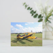 Aerobatisches Bi-Flugzeug auf dem Feld Postkarte (Stehend Vorderseite)
