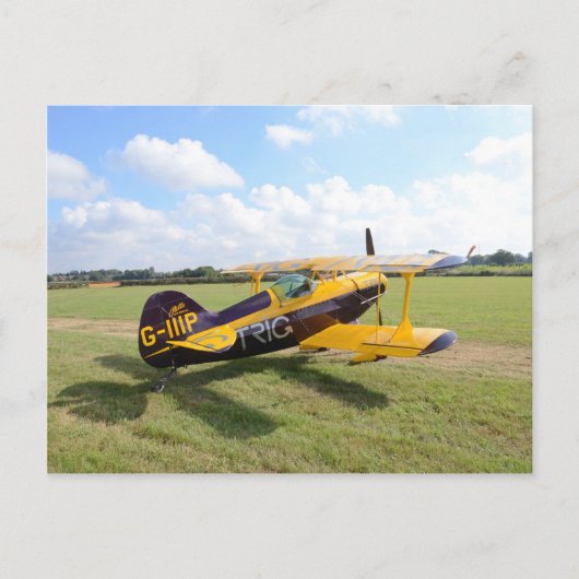 Aerobatisches Bi-Flugzeug auf dem Feld Postkarte (Vorderseite)