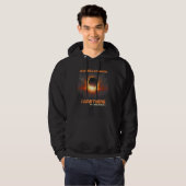 Aesthetic Cityscape Total Solar Eclipse 2024 Quebe Hoodie (Vorne ganz)