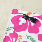 Aesthetic pink hibiscus repeating pattern strandtuch (Beispiel)