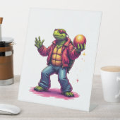 Aesthetic Turtle Disco T - Shirt Sockelschild (In Situ)