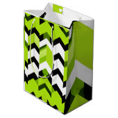 Aesthetic Vibrant Wasabi Chevron Modern Texture Mittlere Geschenktüte (Rückseite Schrägansicht)