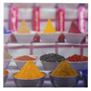 AF, Ägypten, Assuan, Farbige Gewürze auf dem Markt Fliese