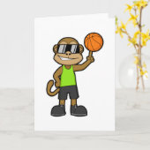 Affe als Basketballspieler mit Basketball Karte (Gelbe Blume)