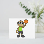 Affe als Basketballspieler mit Basketball Postkarte (Stehend Vorderseite)