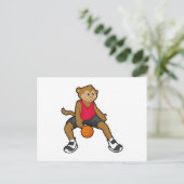 Affe als Basketballspieler mit Basketball Postkarte (Stehend Vorderseite)