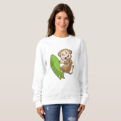 Affe als Surfer mit Surfbrett Sweatshirt (Vorne ganz)
