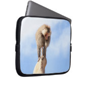 Affe Baboon auf einem Berg Laptopschutzhülle (Vorne Rechts)