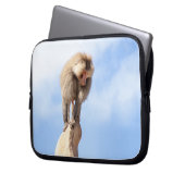 Affe Baboon auf einem Berg Laptopschutzhülle (Vorderseite Links)