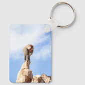 Affe Baboon auf einem Berg Schlüsselanhänger (Rückseite)