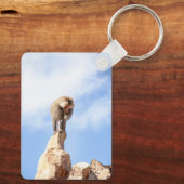 Affe Baboon auf einem Berg Schlüsselanhänger (Rückseite)