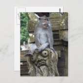 Affe, der an einer Statue in Bali sitzt Postkarte (Vorne/Hinten)